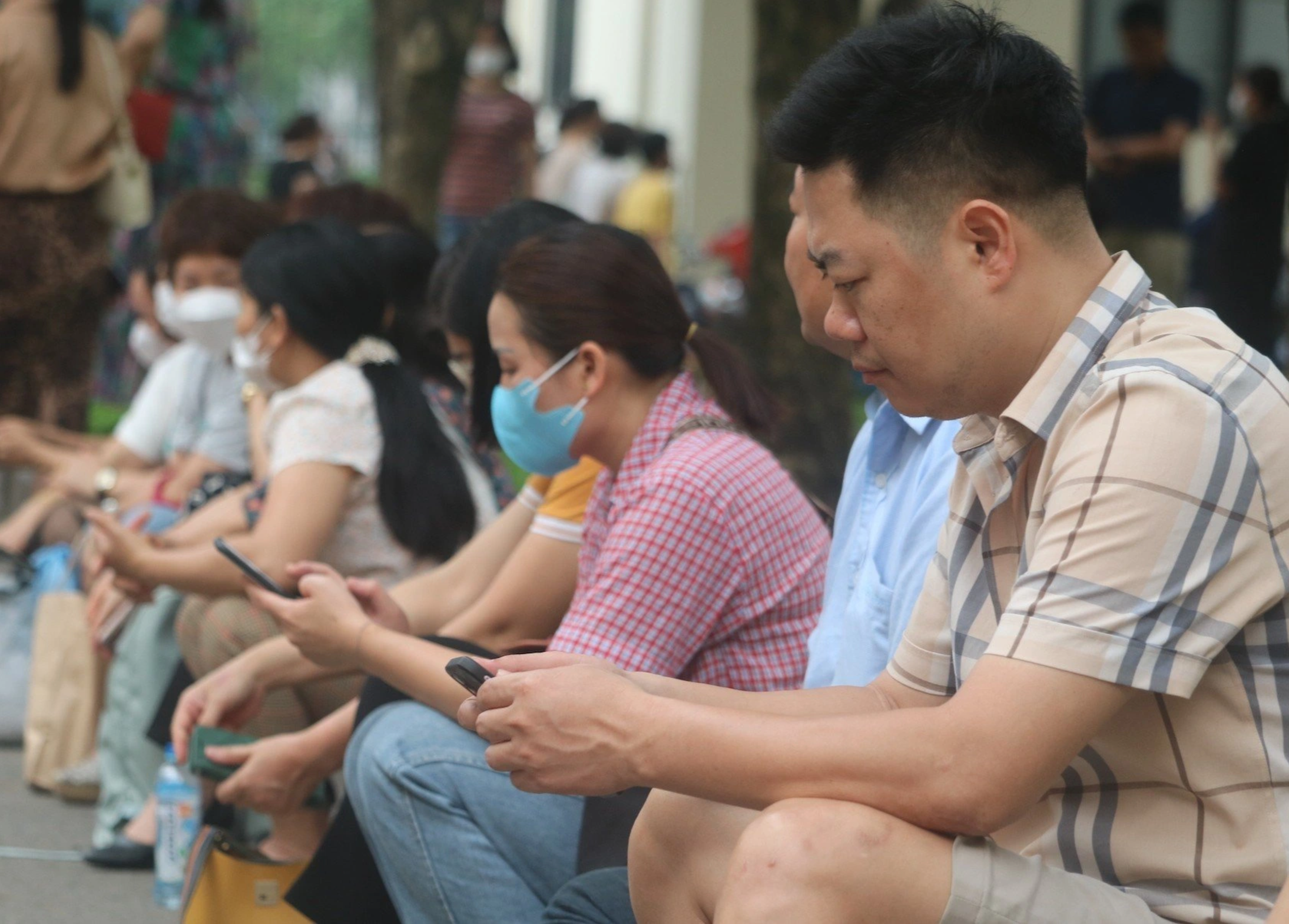 Thí sinh gặm bánh mì, lều chõng thi đánh giá năng lực Trường ĐH Sư Phạm - 8 Thí sinh gặm bánh mì, lều chõng thi đánh giá năng lực Trường ĐH Sư Phạm - 8