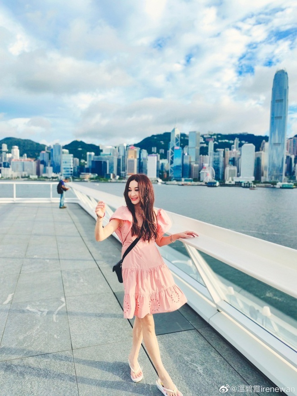 Phan Kim Liên đẹp nhất màn ảnh diện áo tắm, khoe eo thon đón tuổi 56 - 5 Phan Kim Liên đẹp nhất màn ảnh diện áo tắm, khoe eo thon đón tuổi 56 - 5