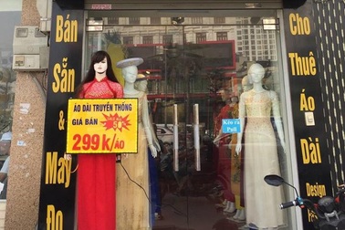 Rộ mốt manocanh quay tay, hàng cháo lòng cũng mua về hút khách