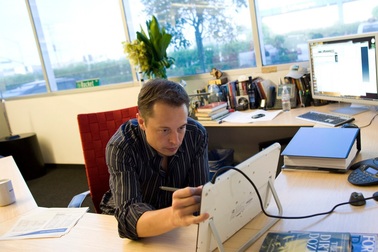 Bàn làm việc của các tỷ phú hàng đầu thế giới có gì?