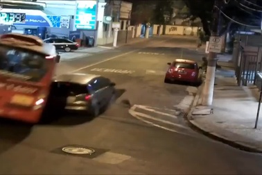 2 ô tô đâm nhau làm mất điện cả khu phố