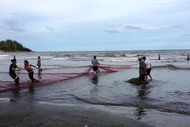 Cả làng dùng lưới tìm học sinh chết đuối dưới biển
