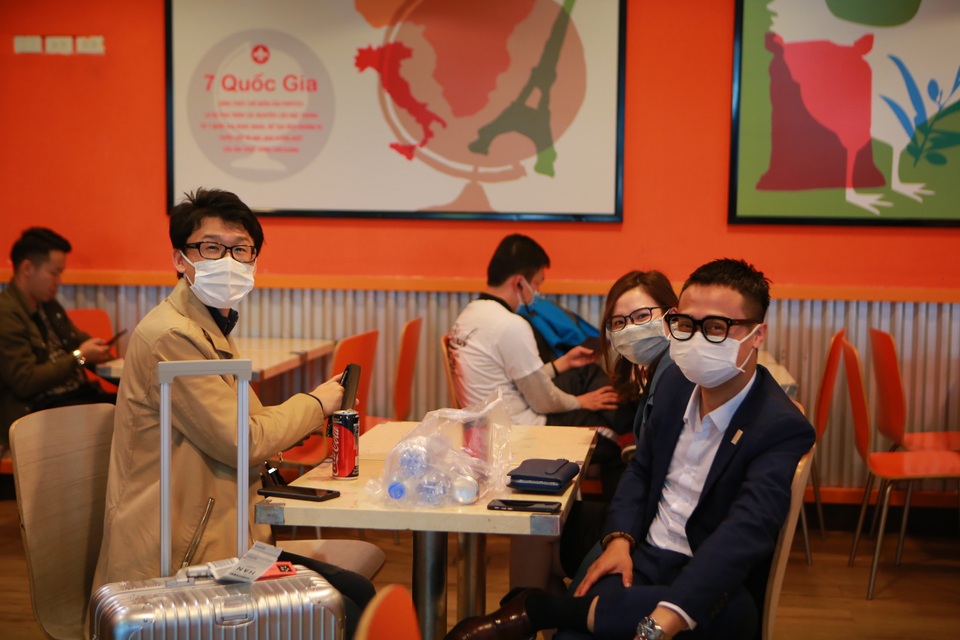 Hành khách, nhân viên đeo khẩu trang kín mít ở sân bay phòng virus corona - 6 Hành khách, nhân viên đeo khẩu trang kín mít ở sân bay phòng virus corona - 6