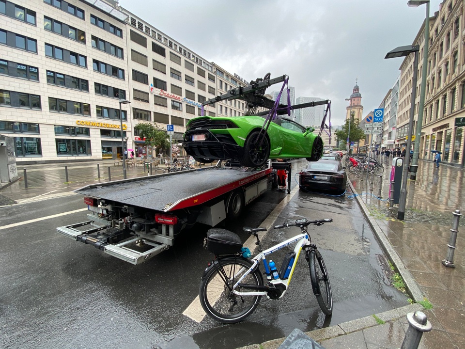 Siêu xe Lamborghini bị cẩu đi vì tranh chỗ đỗ của xe điện - 1 Siêu xe Lamborghini bị cẩu đi vì tranh chỗ đỗ của xe điện - 1