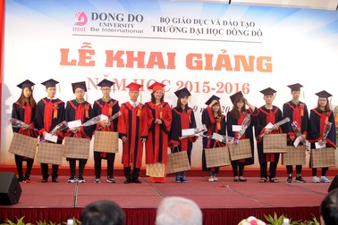 Hơn 1.000 sinh viên Đông Đô tới tham dự khai giảng