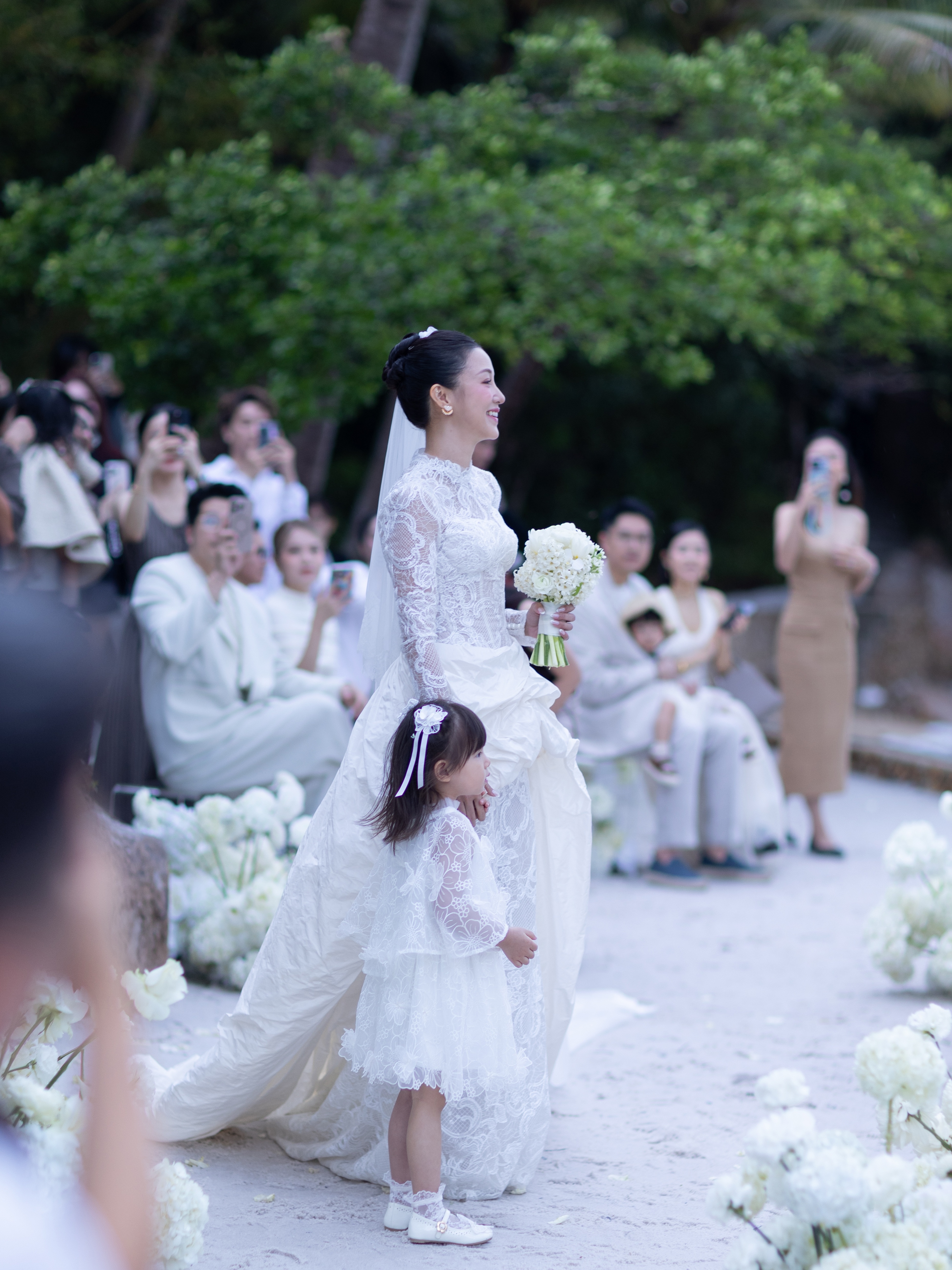 Lễ cưới Salim: Bé Pam đội nhẫn cho cha mẹ, Đức Phúc bất ngờ xuất hiện - 4 Lễ cưới Salim: Bé Pam đội nhẫn cho cha mẹ, Đức Phúc bất ngờ xuất hiện - 4