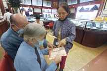 Giá vàng lên đỉnh: Cụ 80 tuổi dốc lương hưu đi mua, lộ mánh nhà vàng ăn lãi