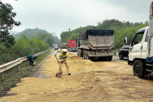 CSGT hì hục lấp đường ngập, xử lý dầu loang trên mặt đường