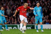Paul Scholes thú nhận "sút trượt thành bàn" giúp Man Utd hạ Barcelona