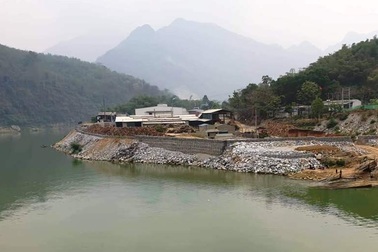 Đổ hàng nghìn khối đá lấn sông: Phương án phòng chống lũ?