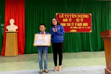Tuyên dương học sinh lớp 4 trả lại 11 triệu đồng nhặt được