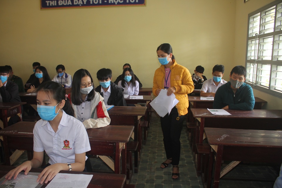 Nghiêm ngặt kiểm tra thí sinh vào làm thủ tục dự thi tốt nghiệp THPT 2020 - 27 Nghiêm ngặt kiểm tra thí sinh vào làm thủ tục dự thi tốt nghiệp THPT 2020 - 27