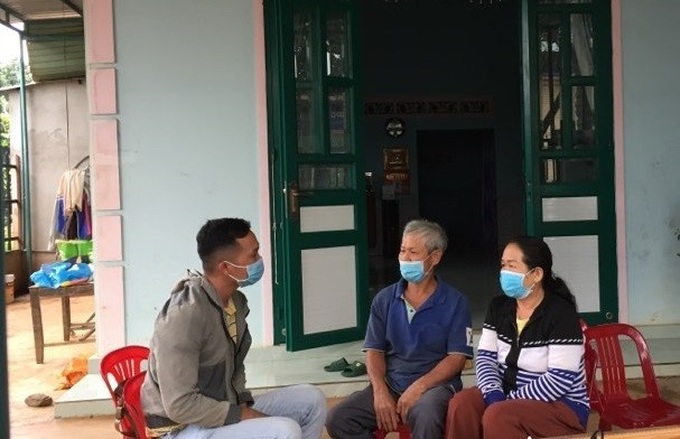 Bố mẹ anh Trung tâm sự với phóng viên