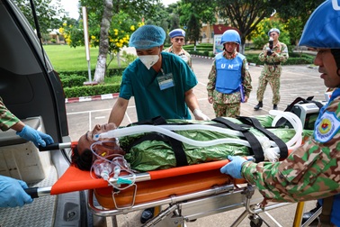 Bác sĩ bệnh viện dã chiến Việt Nam diễn tập cấp cứu nạn nhân đạp mìn