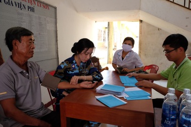 Cảnh sát biển tặng quà, khám chữa bệnh giúp dân huyện đảo Lý Sơn