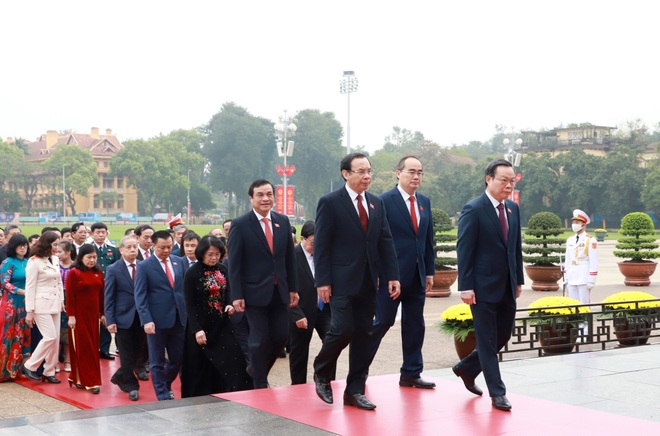Đoàn đại biểu Quốc hội vào Lăng viếng Chủ tịch Hồ Chí Minh - 9 Đoàn đại biểu Quốc hội vào Lăng viếng Chủ tịch Hồ Chí Minh - 9