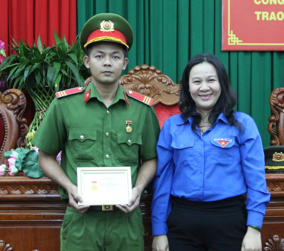 Chiến sĩ 9X từng cứu người bị kẹt trong sà lan, dự Đại hội thi đua yêu nước - 1 Chiến sĩ 9X từng cứu người bị kẹt trong sà lan, dự Đại hội thi đua yêu nước - 1