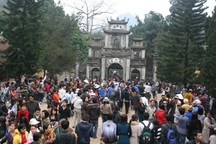 Hơn 4 vạn du khách đến chùa Hương đón thời khắc khai hội
