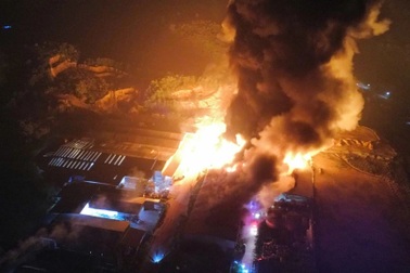 Hàng trăm cảnh sát tham gia chữa cháy trong khu công nghiệp