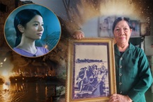 Nữ du kích lái đò trên sông Thạch Hãn xem lại hình bóng mình trong "Mưa đỏ"