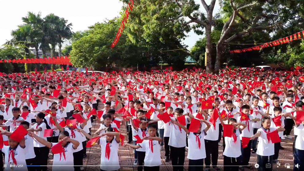 Clipe de estudantes de Bac Ninh cobrindo o céu com bandeiras vermelhas com estrelas amarelas causa comoção nas redes sociais - 2 Clip ngợp trời sắc cờ đỏ sao vàng của học sinh Bắc Ninh gây sốt mạng xã hội - 2