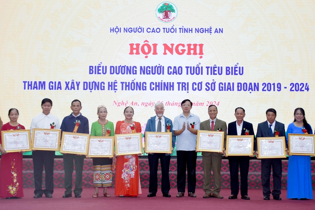 Gần 1.600 người cao tuổi Nghệ An đảm nhiệm chức vụ Bí thư chi bộ - 1 Gần 1.600 người cao tuổi Nghệ An đảm nhiệm chức vụ Bí thư chi bộ - 1