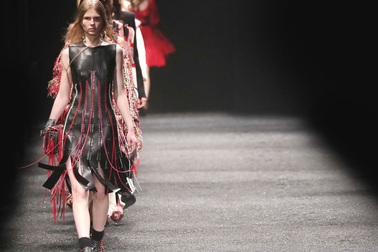 Từ sàn catwalk, nhìn lại thăng trầm của nền công nghiệp thời trang
