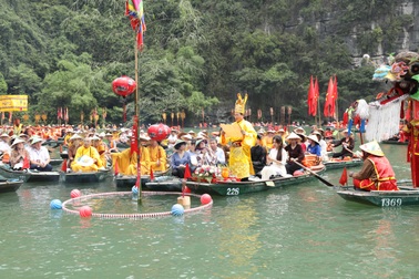 Hàng vạn người đổ về di sản thế giới dự lễ hội Tràng An