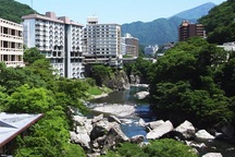 Những suối khoáng nóng tuyệt vời vào mùa hè ở Nhật Bản