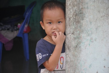 Hai đứa trẻ mồ côi khốn khổ đói run người trong túp lều nóng như lò bánh mì