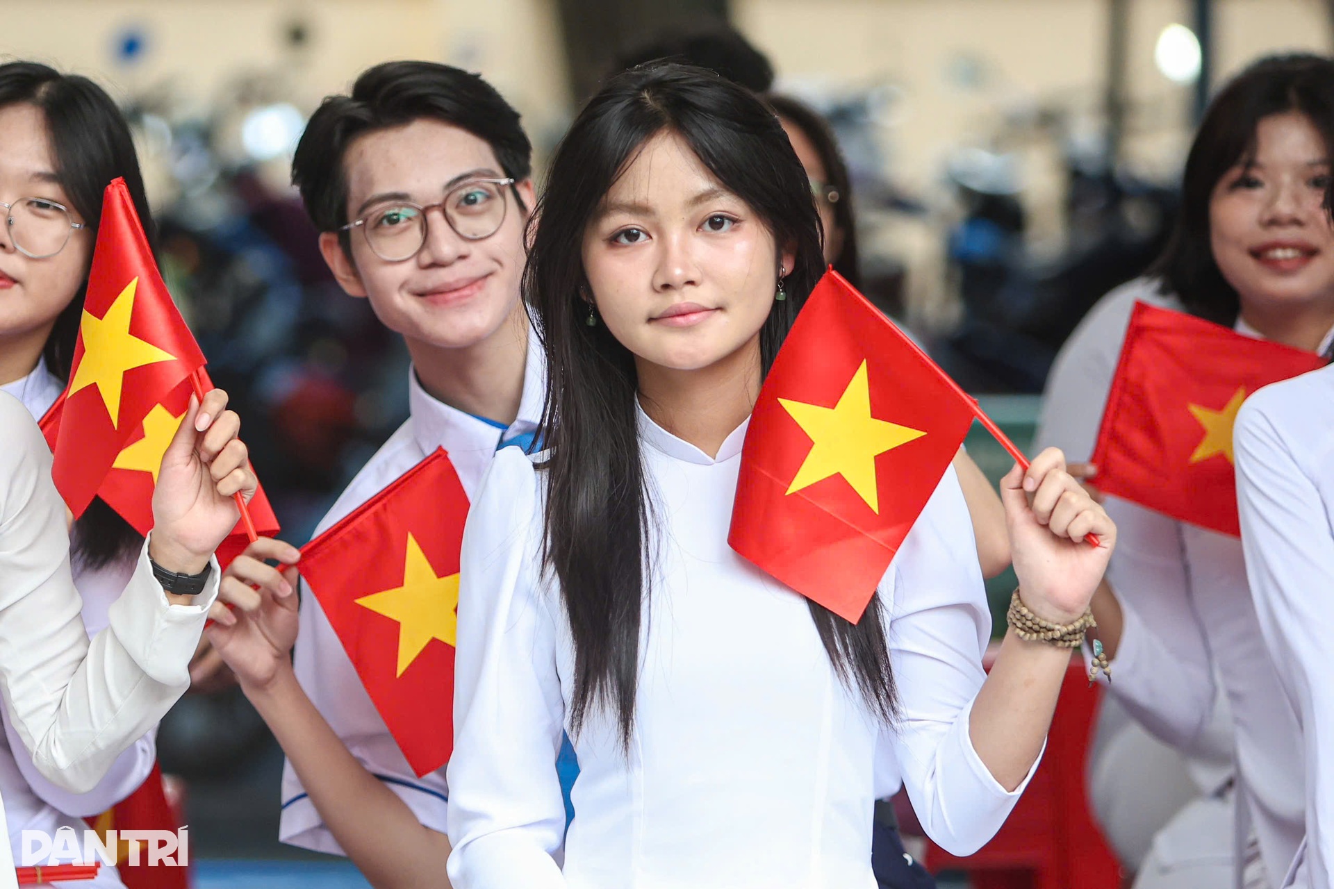 Nữ sinh Sài Thành thướt tha áo dài trắng trong ngày khai giảng - 10