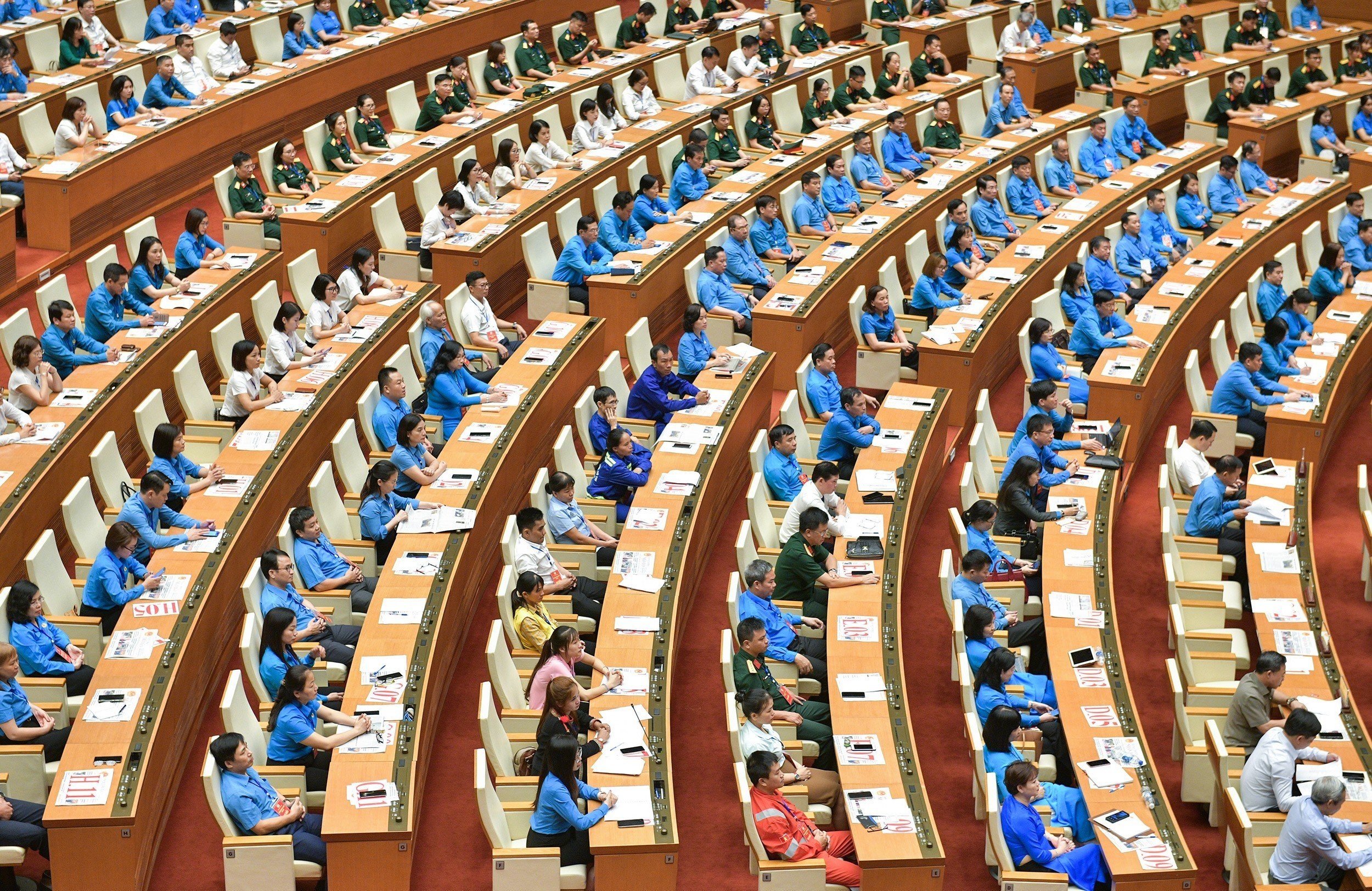 Nữ công nhân không nói lên lời khi đứng trên Hội trường Diên Hồng - 1 Nữ công nhân không nói lên lời khi đứng trên Hội trường Diên Hồng - 1