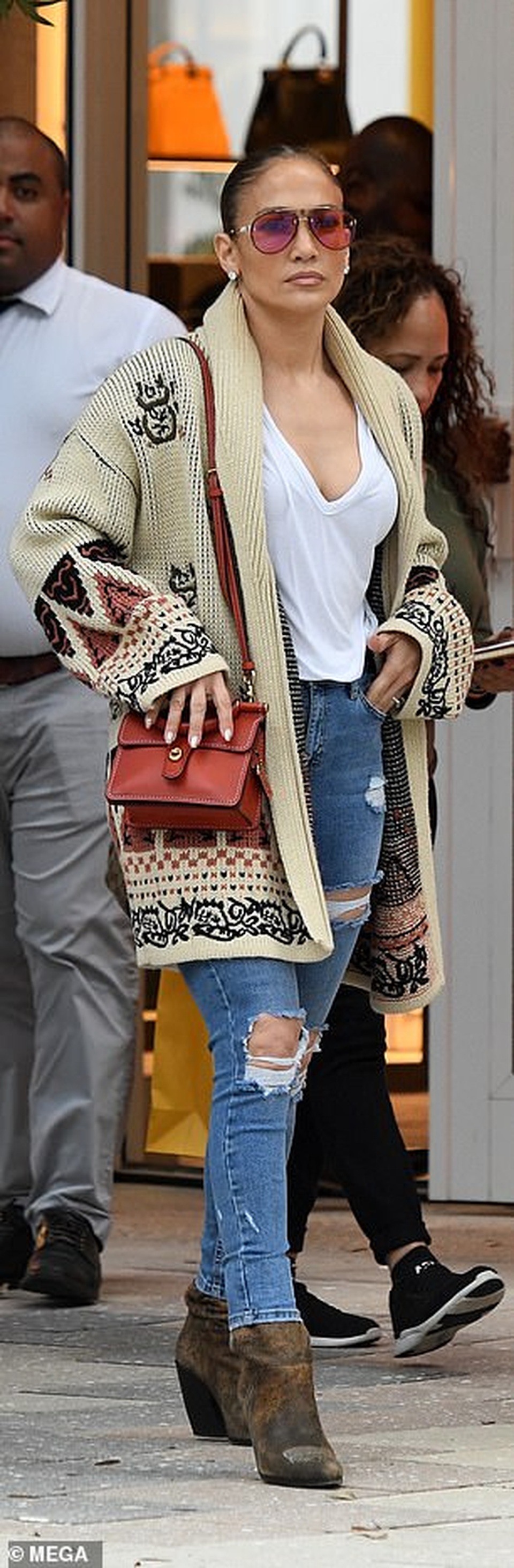 Jennifer Lopez sành điệu cùng bạn trai đi mua sắm - 6 Jennifer Lopez sành điệu cùng bạn trai đi mua sắm - 6