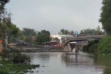 Sà lan tông sập cầu, 4 người thoát chết