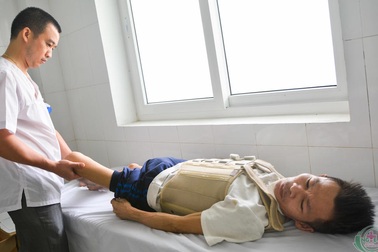 Hy hữu trường hợp bị liệt do ổ ký sinh trùng trong tủy sống