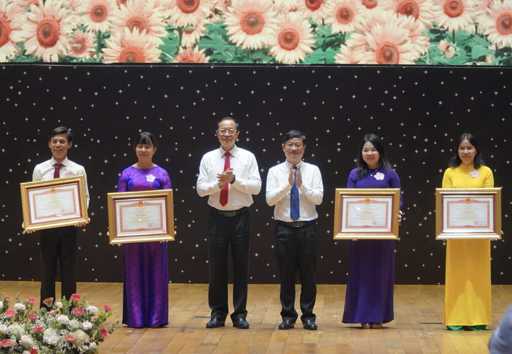 TPHCM có trường học trên 100 lớp gây khó khăn cho giảng dạy và quản lý - 2 TPHCM có trường học trên 100 lớp gây khó khăn cho giảng dạy và quản lý - 2