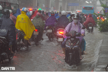 Hà Nội: Dân văn phòng dầm mưa cả sáng, đến chỗ làm chỉ kịp giờ... cơm trưa