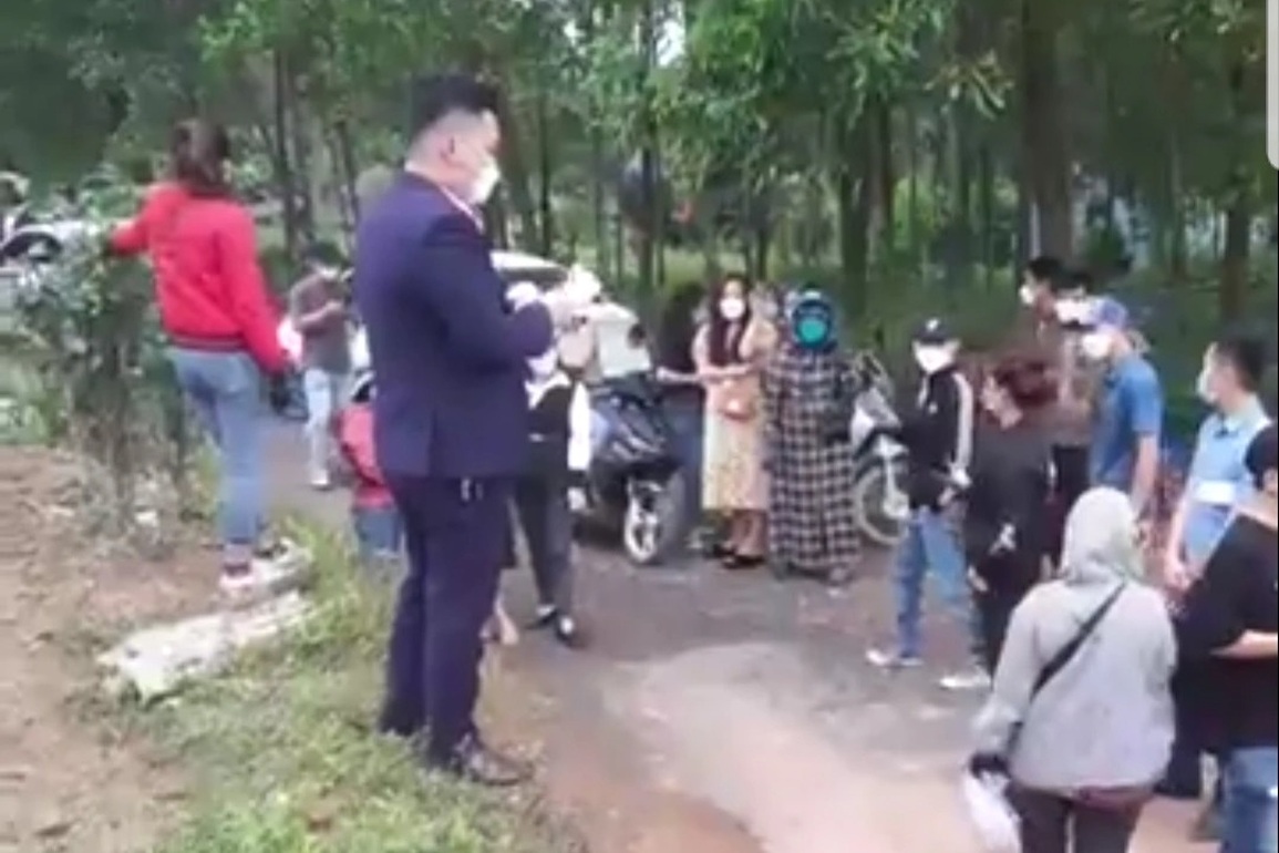 Cò đông như trẩy hội, đất quê được đẩy với giá trên trời - 2 Cò đông như trẩy hội, đất quê được đẩy với giá trên trời - 2