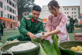 Chiến sĩ Lữ đoàn cận vệ trổ tài gói 4.000 nghìn chiếc bánh chưng đón Tết