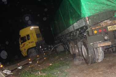 Container húc bay hộ lan, chắn ngang đường ray, đường sắt nghẽn mạch
