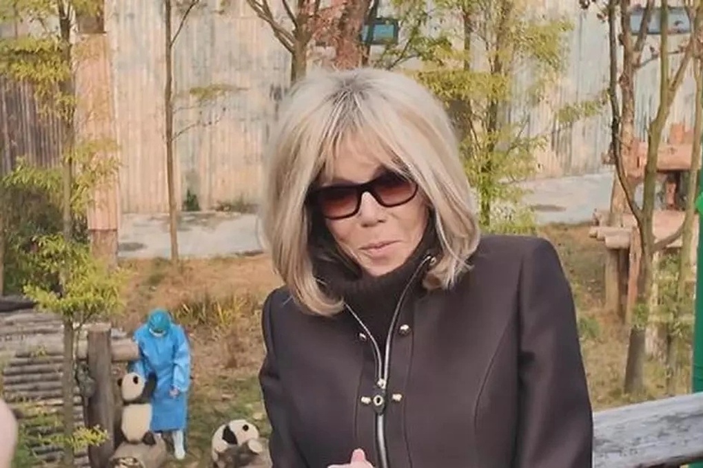 Đệ nhất phu nhân Pháp thăm chú gấu trúc “con đỡ đầu” ở Trung Quốc - 1 Đệ nhất phu nhân Pháp thăm chú gấu trúc “con đỡ đầu” ở Trung Quốc - 1