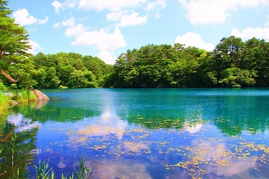 Lặng ngắm vẻ đẹp bình yên bất tận của hồ ngũ sắc Goshiki-numa