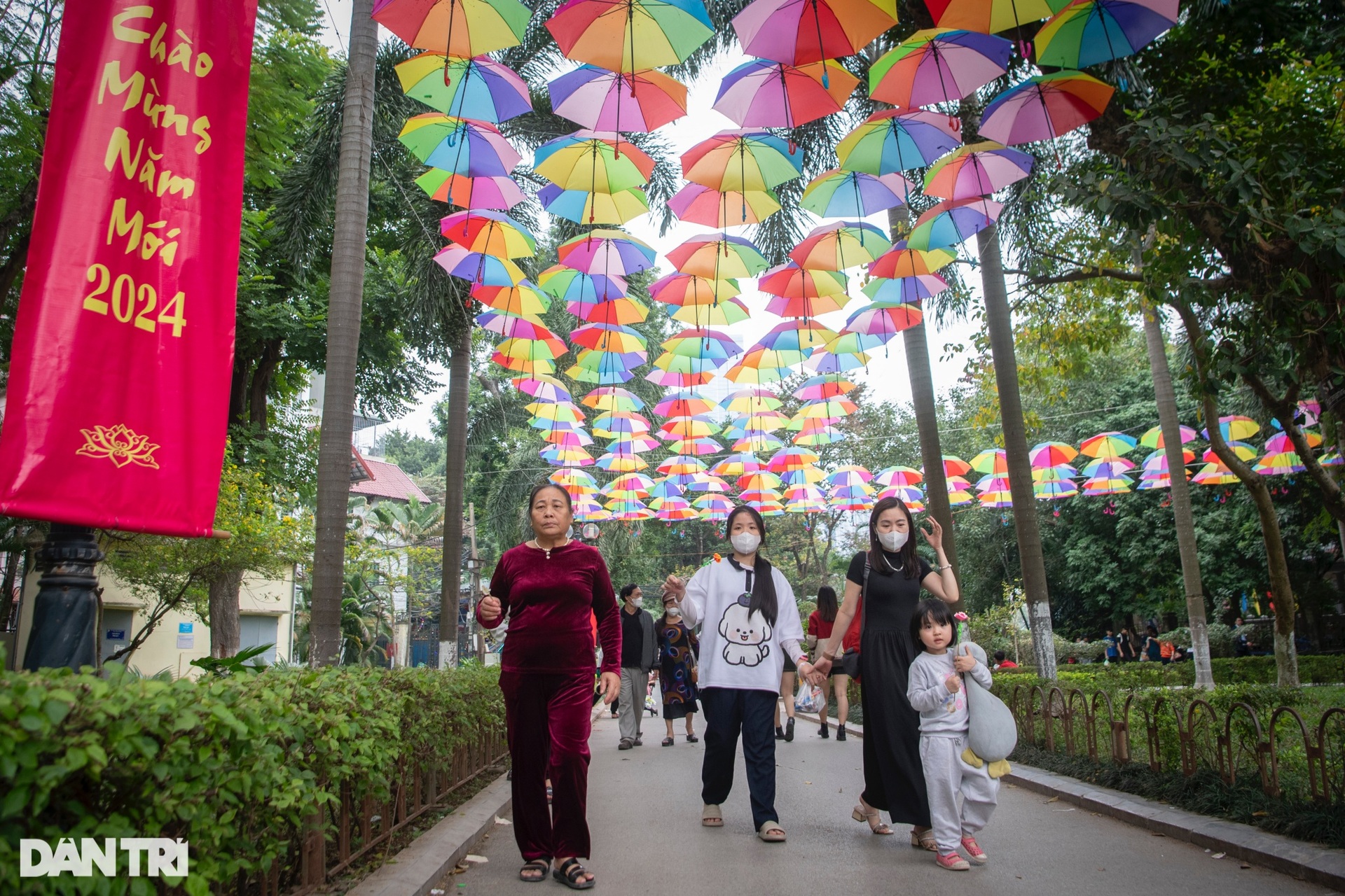 Dòng người ùn ùn đổ về các khu vui chơi, phố đi bộ Hồ Gươm chật như nêm - 9 Dòng người ùn ùn đổ về các khu vui chơi, phố đi bộ Hồ Gươm chật như nêm - 9