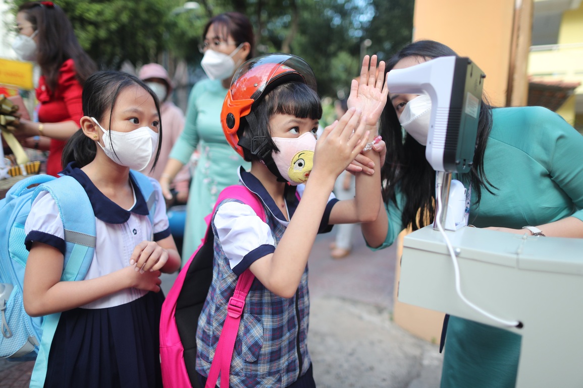 Phụ huynh giải phóng, trường học gồng mình phòng... F0 - 2 Phụ huynh giải phóng, trường học gồng mình phòng... F0 - 2