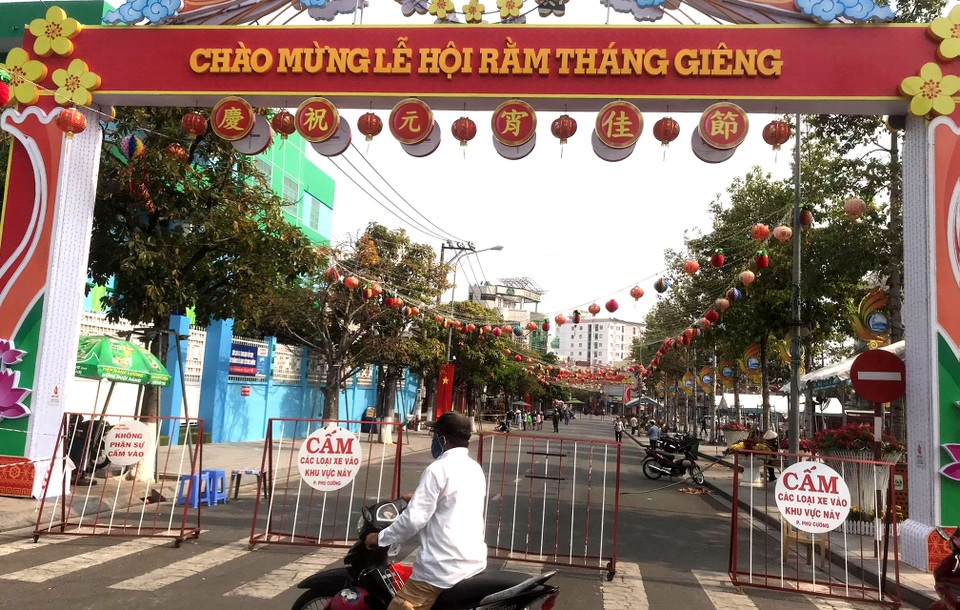 Lễ hội lớn nhất Đông Nam Bộ đóng cửa, người dân đứng ngoài chùa cầu an - 2 Lễ hội lớn nhất Đông Nam Bộ đóng cửa, người dân đứng ngoài chùa cầu an - 2