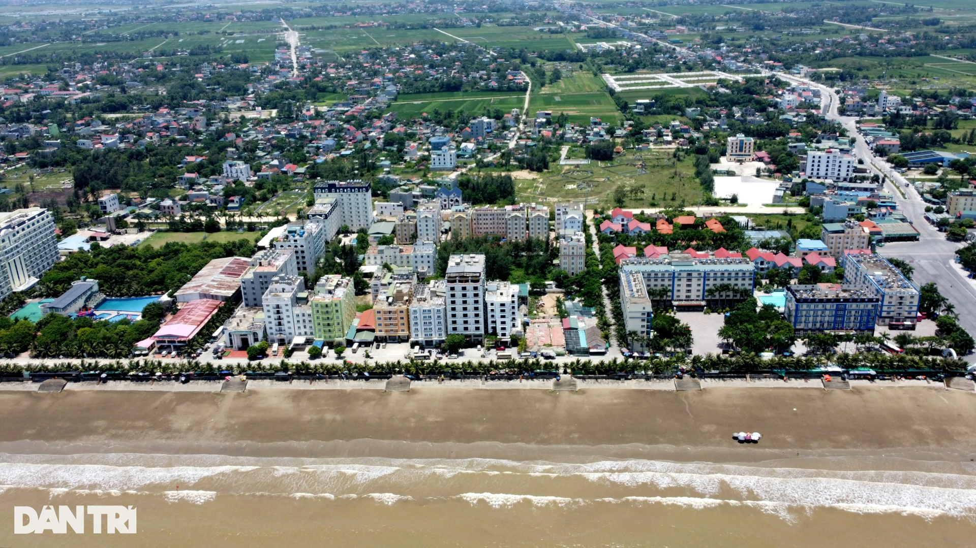 Thiếu chỗ tắm cho người dân và du khách trên bãi biển dài nhất phía Bắc - 3 Thiếu chỗ tắm cho người dân và du khách trên bãi biển dài nhất phía Bắc - 3