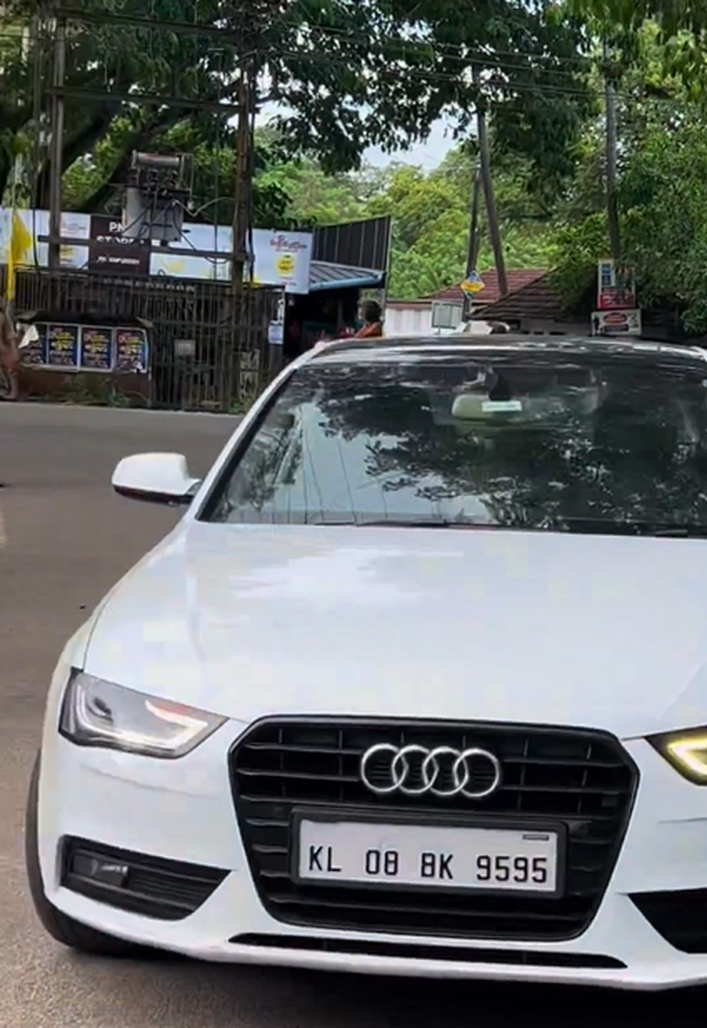 Anh nông dân Ấn Độ lái Audi A4 đi bán rau xôn xao mạng xã hội - 2 Anh nông dân Ấn Độ lái Audi A4 đi bán rau xôn xao mạng xã hội - 2