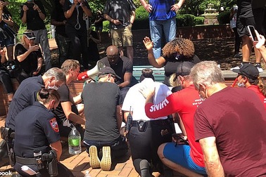 Cảnh sát Mỹ rửa chân cho lãnh đạo tôn giáo da màu để xoa dịu căng thẳng