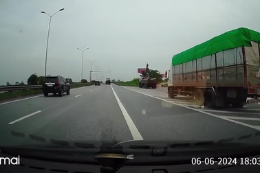 Xe con chạy cắt mặt xe phía sau, tạt qua ba làn đường vì sợ lỡ lối ra