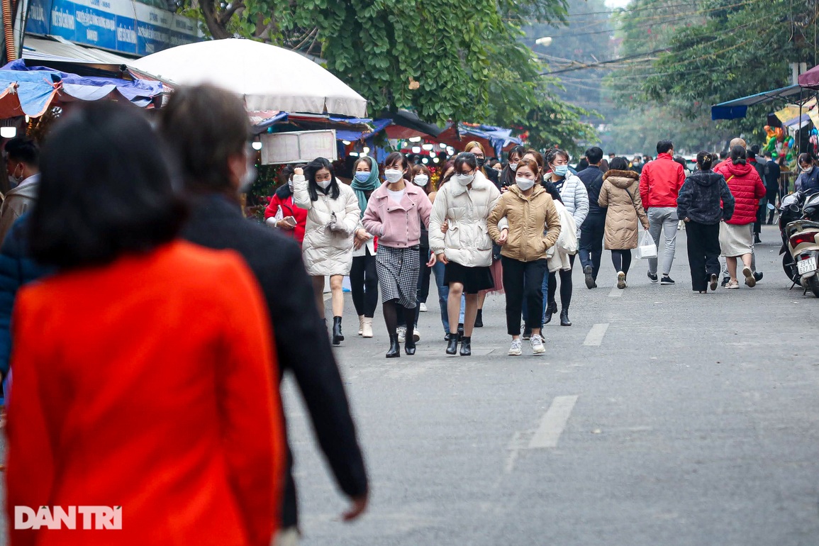 Dân công sở ở Hà Nội đội mưa, vượt giá rét vái vọng bên ngoài Phủ Tây Hồ - 12 Dân công sở ở Hà Nội đội mưa, vượt giá rét vái vọng bên ngoài Phủ Tây Hồ - 12